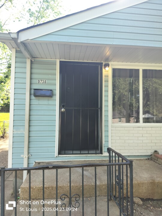 9738 Millburn Dr in St. Louis, MO - Foto de edificio