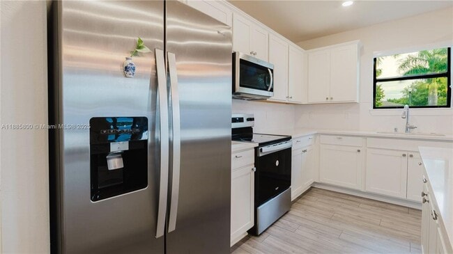 3001 Hibiscus Ave in Oakland Park, FL - Foto de edificio - Building Photo