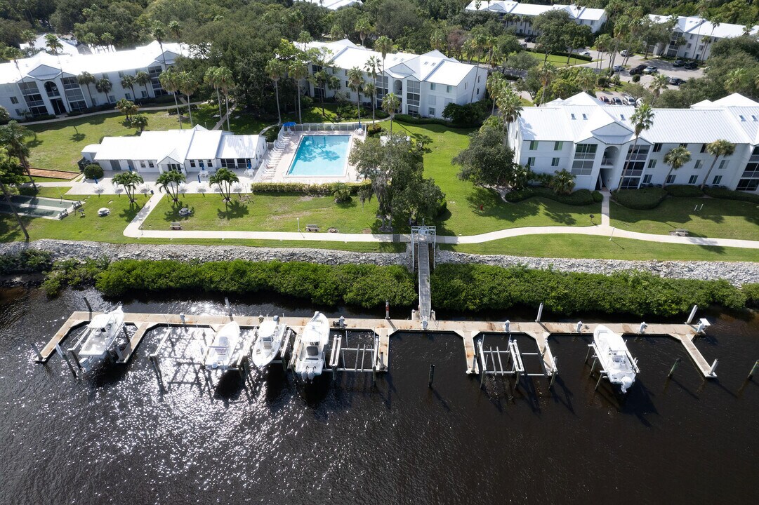 2502 SE Anchorage Cove in Port St. Lucie, FL - Foto de edificio