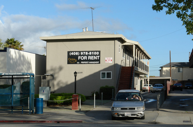 1609 Alum Rock Ave in San Jose, CA - Foto de edificio - Building Photo