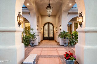 6649 E Berneil Dr in Paradise Valley, AZ - Foto de edificio - Building Photo