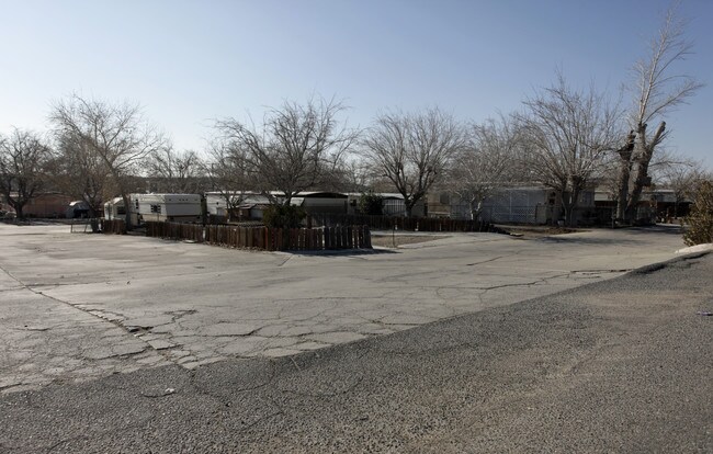 2100 Soap Mine Rd in Barstow, CA - Foto de edificio - Building Photo