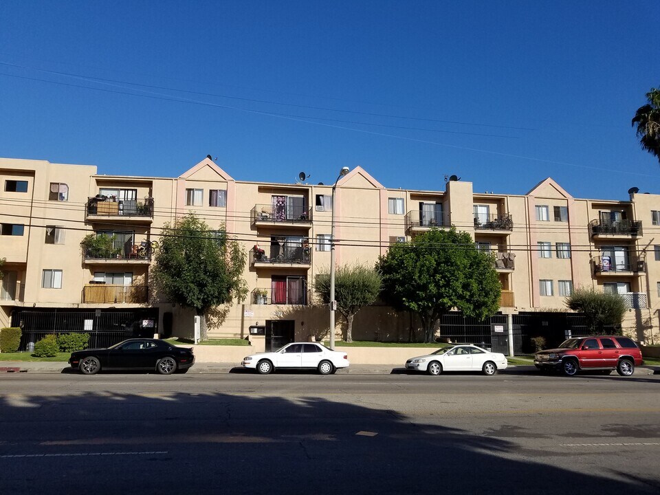 7654 Laurel Canyon Blvd in Los Angeles, CA - Building Photo