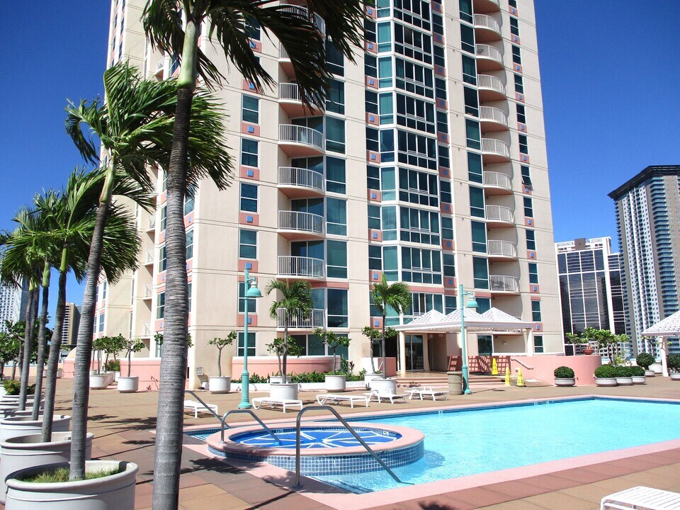 801 S King St in Honolulu, HI - Building Photo