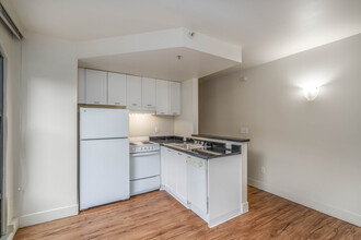 Quintessa Apartments in Seattle, WA - Building Photo - Interior Photo