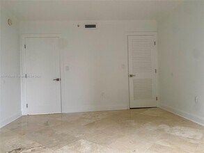 2951 S Bayshore Dr, Unit 913 in Miami, FL - Foto de edificio - Building Photo
