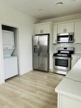 24 Elmwood Ave, Unit 24 Elmwood Ave Apt 2 in Edison, NJ - Building Photo - Building Photo