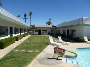 700 S Riverside Dr in Palm Springs, CA - Foto de edificio - Building Photo