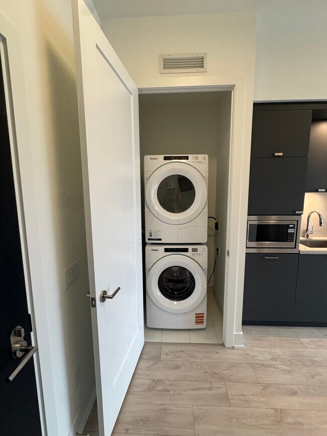 259 The Kingsway in Toronto, ON - Building Photo - Building Photo