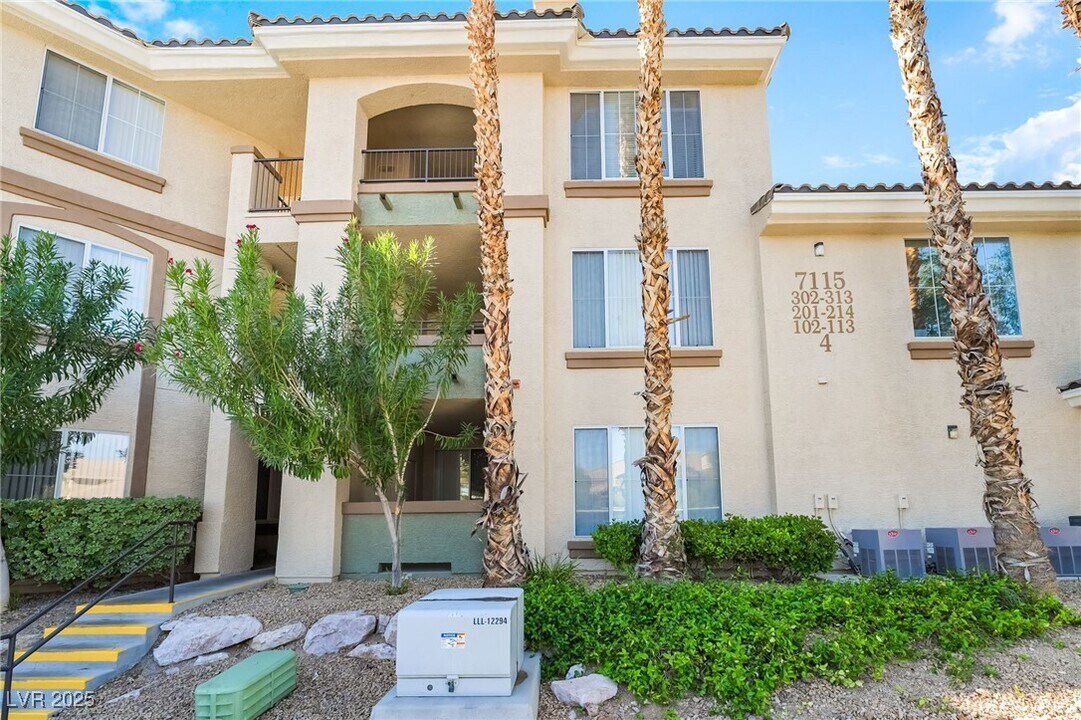 7115 S Durango Dr in Las Vegas, NV - Building Photo