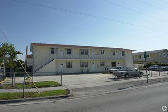 10983 SW 4th St in Miami, FL - Foto de edificio - Building Photo