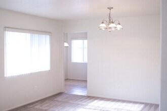 1953 Marie Ave, Unit A in Rosamond, CA - Foto de edificio - Building Photo