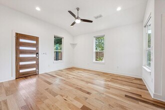 1300 Walnut Ave in Austin, TX - Building Photo - Building Photo