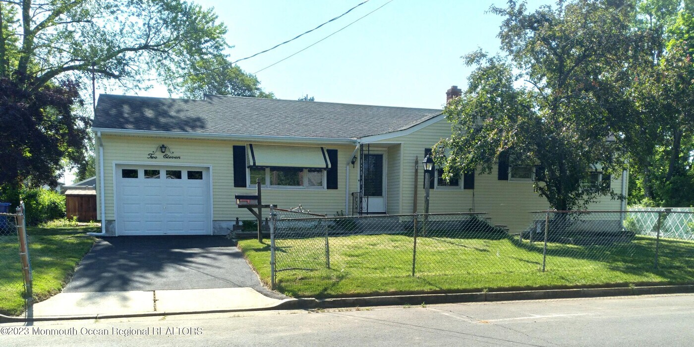 211 Ridge Ave in Belford, NJ - Building Photo