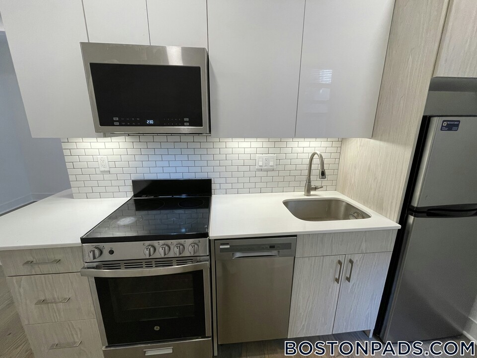 11 Peterborough St in Boston, MA - Building Photo
