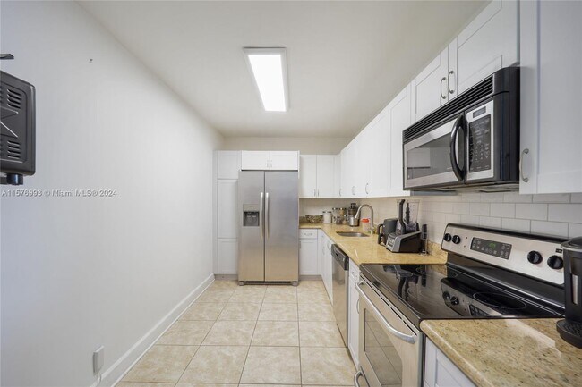 401 69th St, Unit 812 in Miami, FL - Foto de edificio - Building Photo