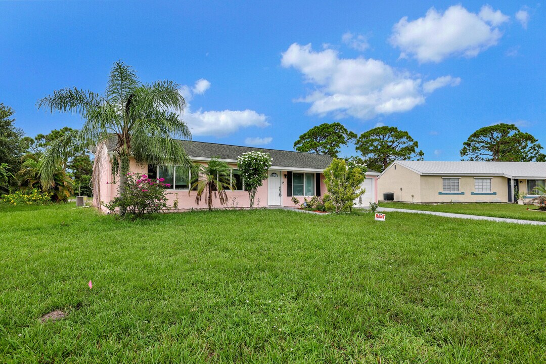 1961 SE Redwing Cir in Port St. Lucie, FL - Building Photo