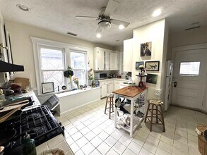 207 Boston Ave, Unit A in Medford, MA - Building Photo - Building Photo