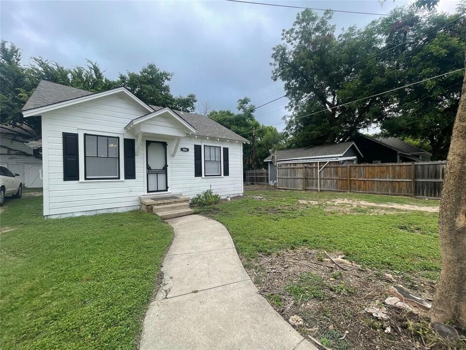 506 W 11th St in Taylor, TX - Building Photo