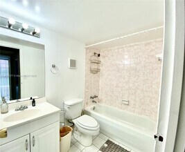 16950 W Dixie Hwy in North Miami Beach, FL - Building Photo - Building Photo