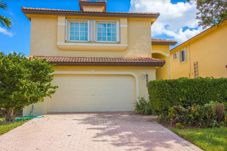 5249 NW 112th Ct in Doral, FL - Foto de edificio