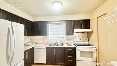 4 Sweeney Cres in Cambridge, ON - Building Photo - Building Photo