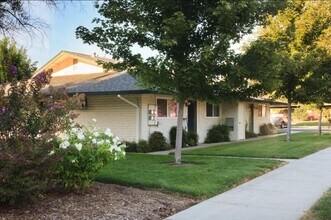 Burnap Gardens Apartments in Chico, CA - Foto de edificio - Building Photo