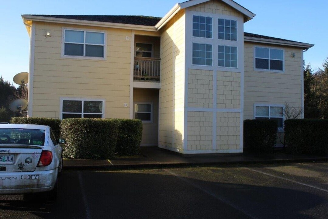 1990 SE Chokeberry Ave-Unit -Unit B in Warrenton, OR - Building Photo