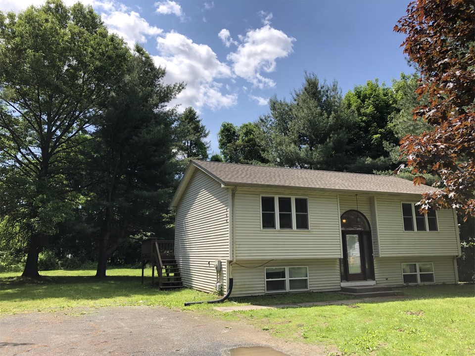 159 Amherst Rd in Sunderland, MA - Foto de edificio