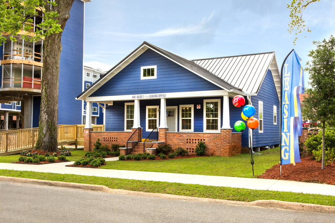 Casanas Village At Frenchtown Square in Tallahassee, FL - Foto de edificio