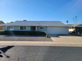 10936 W Roundelay Cir in Sun City, AZ - Building Photo