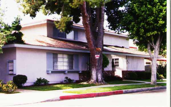 8182 La Paz Dr in Huntington Beach, CA - Foto de edificio - Building Photo