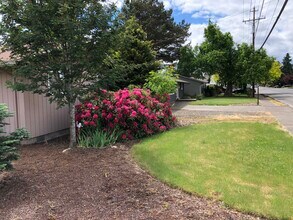 510 NW Baker Creek Rd in McMinnville, OR - Foto de edificio - Building Photo