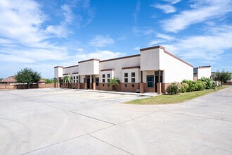 Rebeca Apartments in Brownsville, TX - Foto de edificio - Building Photo