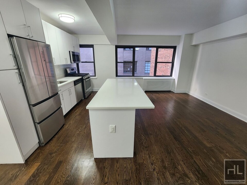 EAST 57 STREET in New York, NY - Building Photo
