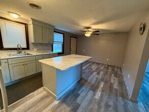 388 Newcomb Rd, Unit Apartment-B in North Kingstown, RI - Building Photo - Building Photo