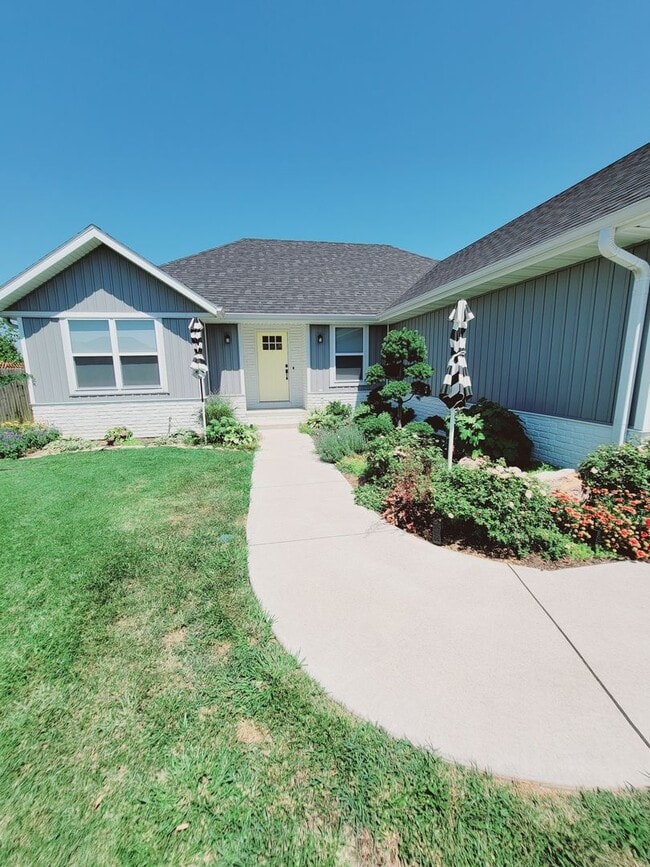 3063 E Colonial Ct in Republic, MO - Building Photo - Building Photo