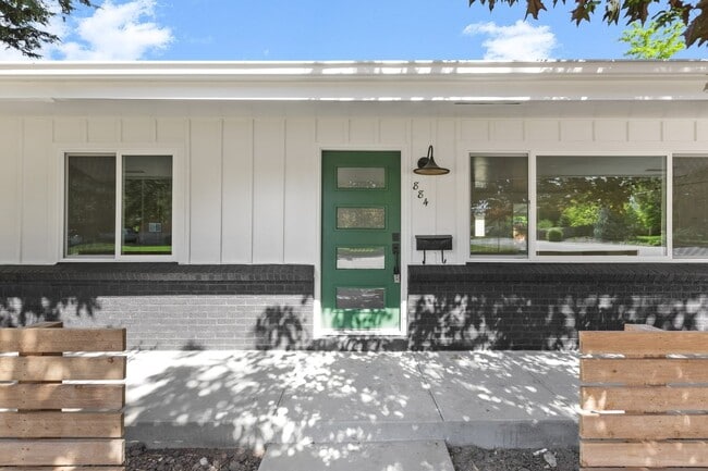 property at 884 S Ivy St