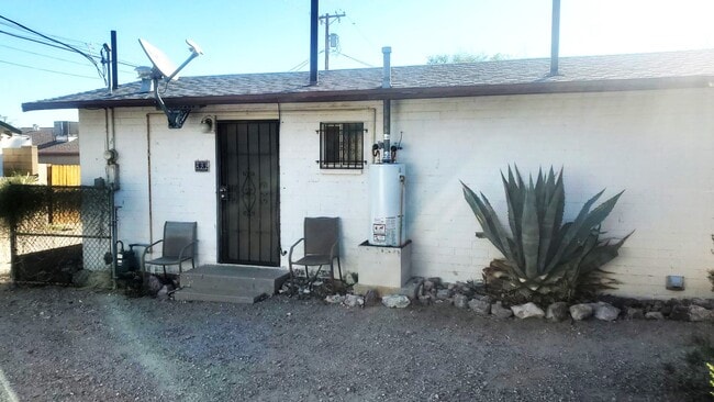property at 822 W Rocalla Ave