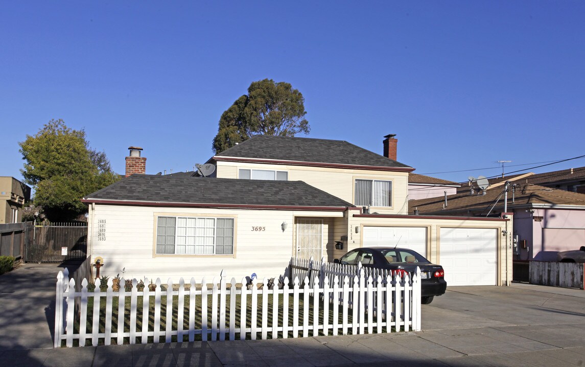 3685-3693 Maybelle Way in Oakland, CA - Foto de edificio