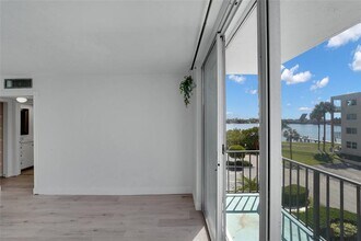 301 Croton Ave in Lantana, FL - Foto de edificio - Building Photo