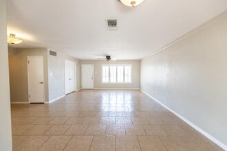 8050 E Clarendon Ave in Scottsdale, AZ - Building Photo - Building Photo