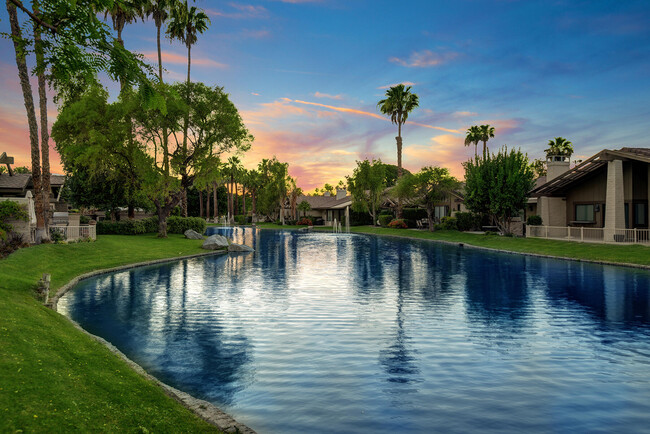 204 Green Mountain Dr in Palm Desert, CA - Foto de edificio - Building Photo