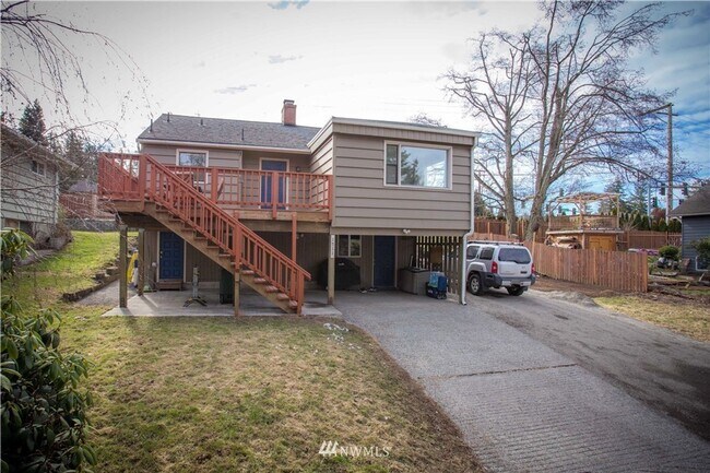 property at 1511 Lakeway Dr