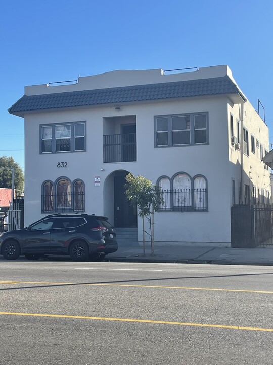 832 W Florence Ave in Los Angeles, CA - Building Photo