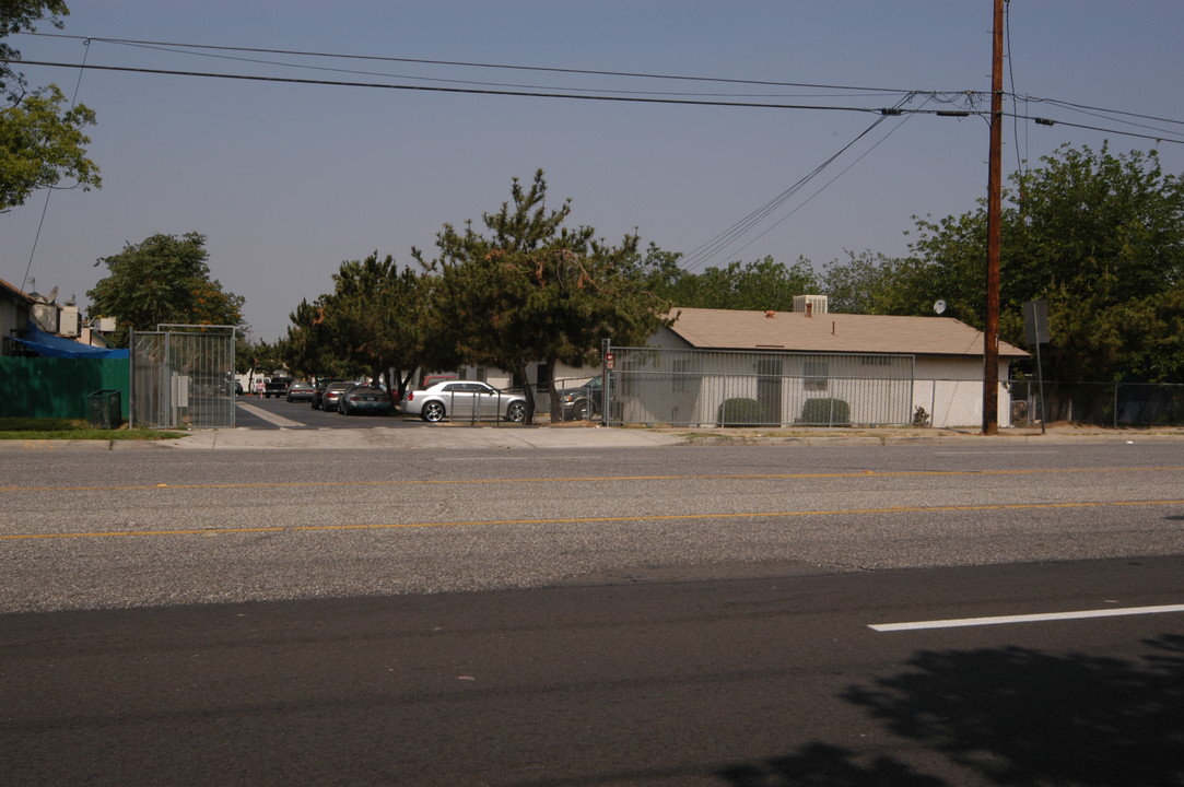 7796 S Sterling Ave in San Bernardino, CA - Building Photo