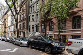 59-61 W 68th St in New York, NY - Foto de edificio - Building Photo