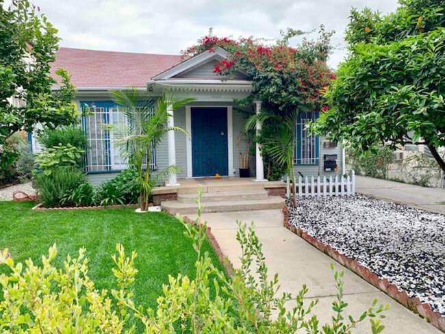 1153 N Ogden Dr, Unit Ogden Duplex Upstairs in West Hollywood, CA - Building Photo - Building Photo