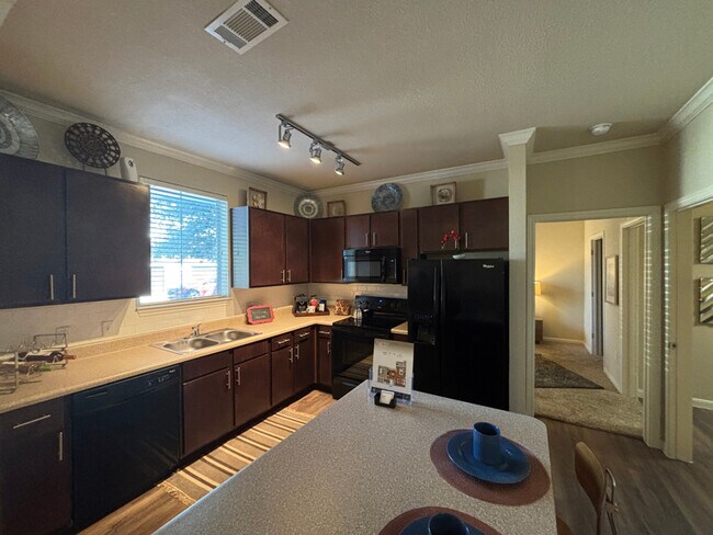 1811 Medical Pkwy in San Marcos, TX - Foto de edificio - Building Photo