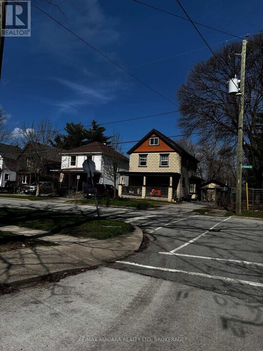 20 Thomas St in St Catharines, ON - Building Photo